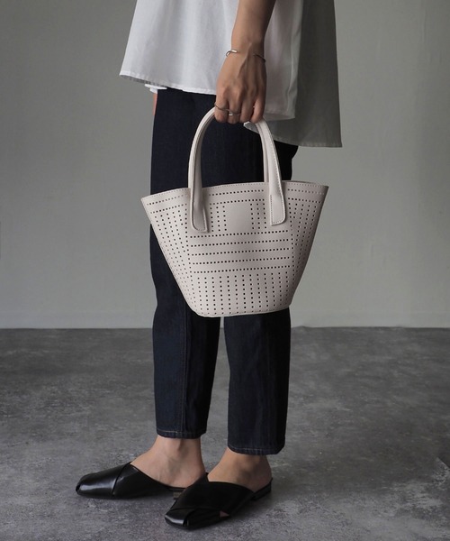 Riberry（リベリー）の「パンチングハンドバッグ（ハンドバッグ・レディース・ホワイト/ブラック/ブラウン/キャメル・FREE）」の2枚目の写真