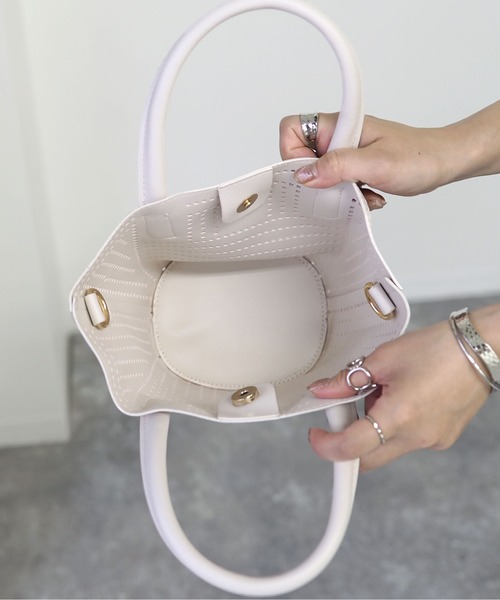 Riberry（リベリー）の「パンチングハンドバッグ（ハンドバッグ・レディース・ホワイト/ブラック/ブラウン/キャメル・FREE）」の6枚目の写真