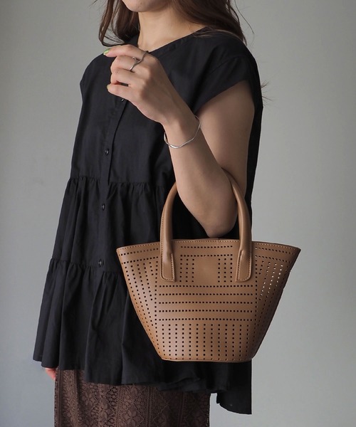 Riberry（リベリー）の「パンチングハンドバッグ（ハンドバッグ・レディース・ホワイト/ブラック/ブラウン/キャメル・FREE）」の14枚目の写真