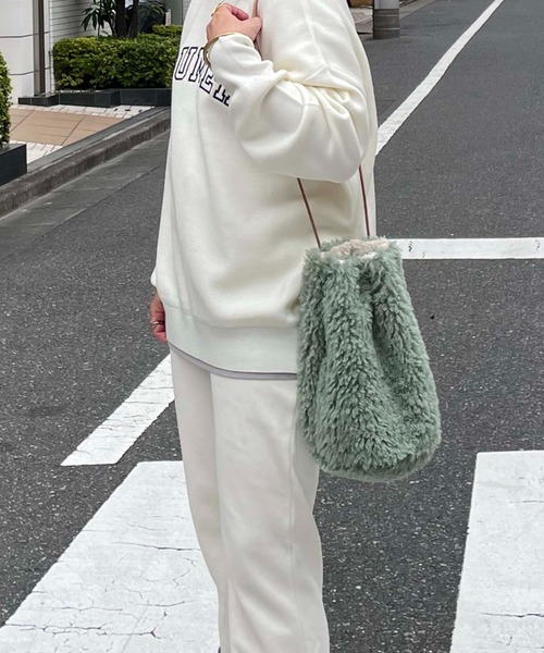 Doux archives（ドゥアルシーヴ）の「エコファーリバーシブル巾着（ハンドバッグ・レディース・モカ/グリーン/ベージュ・FREE）」の3枚目の写真