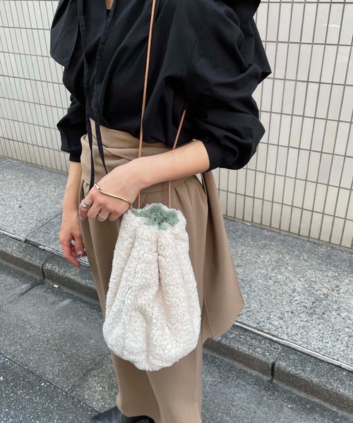 Doux archives（ドゥアルシーヴ）の「エコファーリバーシブル巾着（ハンドバッグ・レディース・モカ/グリーン/ベージュ・FREE）」の10枚目の写真