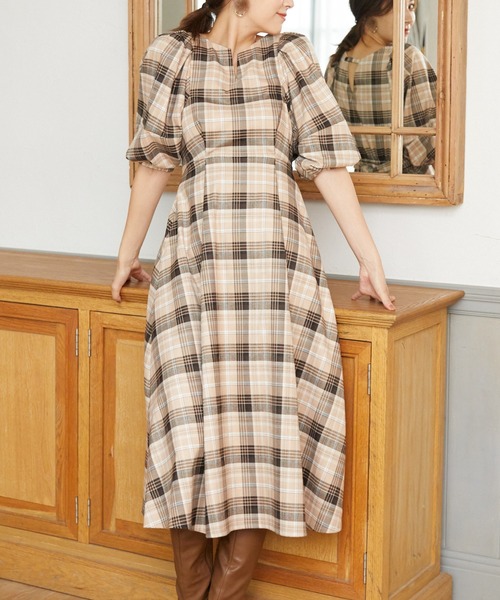 Rewde（ルゥデ）の「バックコンシャスチェック柄ワンピース（1R05-09234A）（ワンピース・レディース・ベージュ/ネイビー/グレー・S/M/L）」の2枚目の写真