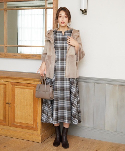 Rewde（ルゥデ）の「バックコンシャスチェック柄ワンピース（1R05-09234A）（ワンピース・レディース・ベージュ/ネイビー/グレー・S/M/L）」の7枚目の写真