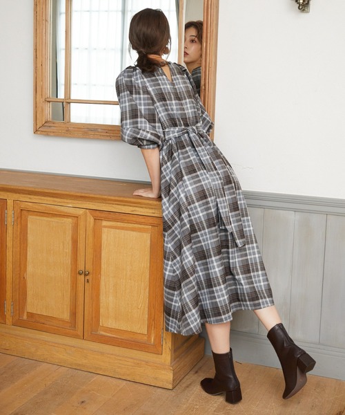Rewde（ルゥデ）の「バックコンシャスチェック柄ワンピース（1R05-09234A）（ワンピース・レディース・ベージュ/ネイビー/グレー・S/M/L）」の16枚目の写真