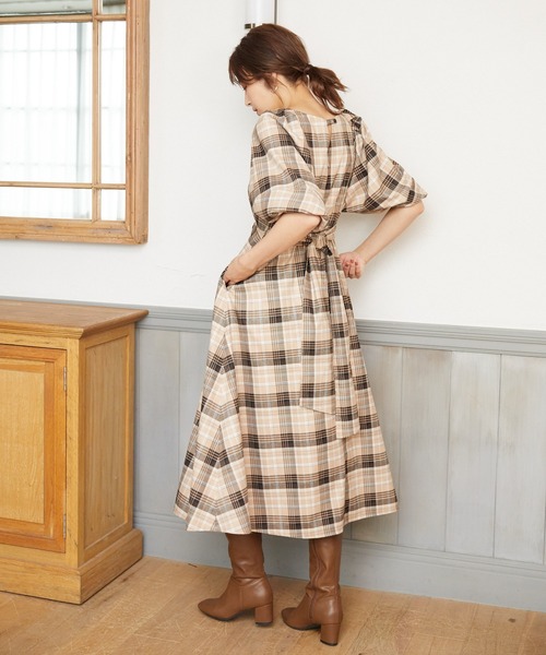 Rewde（ルゥデ）の「バックコンシャスチェック柄ワンピース（1R05-09234A）（ワンピース・レディース・ベージュ/ネイビー/グレー・S/M/L）」の11枚目の写真