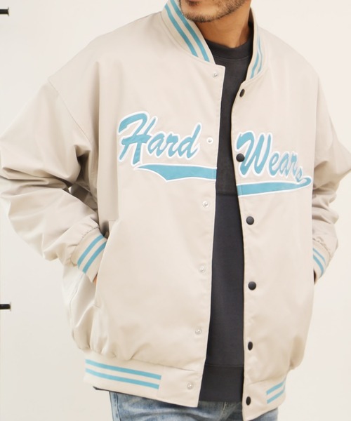 jiggys shop(ジギーズショップ)の「ポリツイル ロゴワッペン スタジャン(スタジャン・メンズ・グレイッシュベージュ/グリーン/ブラック/ワイン・MEDIUM/LARGE)」の1枚目の写真