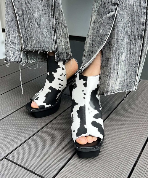 PAGEBOY(ページボーイ)の「スタッズボリュームサンダル(サンダル・レディース・ブラック系その他/ホワイト系その他/ブラック/ゼブラ・M/L)」の2枚目の写真