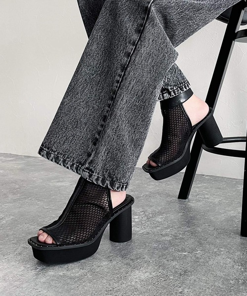 PAGEBOY(ページボーイ)の「スタッズボリュームサンダル(サンダル・レディース・ブラック系その他/ホワイト系その他/ブラック/ゼブラ・M/L)」の4枚目の写真