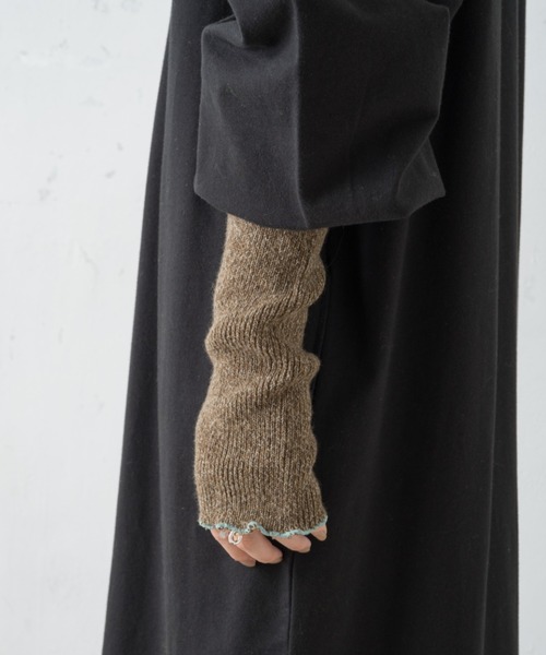 Kastane(カスタネ)の「配色ステッチアームウォーマー(アームカバー・レディース・ライトグレー/ブラウン/アイボリー・FREE)」の6枚目の写真
