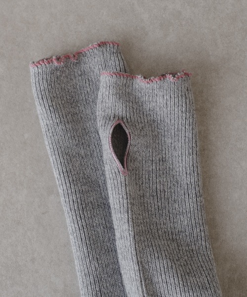 Kastane(カスタネ)の「配色ステッチアームウォーマー(アームカバー・レディース・ライトグレー/ブラウン/アイボリー・FREE)」の19枚目の写真