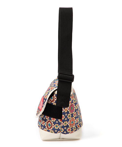 Manhattan Portage（マンハッタンポーテージ）の「●Manhattan Portage×BEAMS BOY / 別注“1605” LIBERTY 15SS（ショルダーバッグ・レディース・ブラック/ネイビー・ONE SIZE）」の8枚目の写真