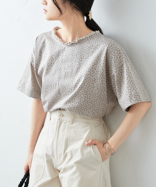 PUAL CE CIN（ピュアルセシン）の「小花プリント襟フリルチュニック（Tシャツ/カットソー・レディース・ベージュ/オフホワイト/サックスブルー・FREE）」の2枚目の写真