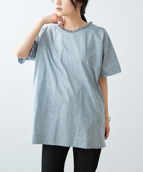 PUAL CE CIN（ピュアルセシン）の「小花プリント襟フリルチュニック（Tシャツ/カットソー・レディース・ベージュ/オフホワイト/サックスブルー・FREE）」の3枚目の写真