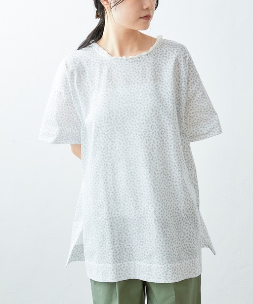 PUAL CE CIN（ピュアルセシン）の「小花プリント襟フリルチュニック（Tシャツ/カットソー・レディース・ベージュ/オフホワイト/サックスブルー・FREE）」の4枚目の写真