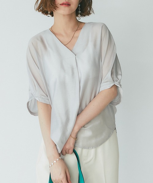 un dix cors(アンディコール)の「上品な光沢でキレイ見え テンセルカールマイヤーVネックブラウス(シャツ/ブラウス・レディース・ライトグレー/パープル/グリーン・FREE)」の2枚目の写真