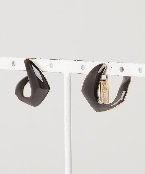 The Rule(ザルール)の「The Rule ザルール : Aria pieced earring:カーブ フープピアス(ピアス(両耳用)・レディース・グレイッシュベージュ/ライトブラウン/チャコールグレー・FREE)」の1枚目の写真