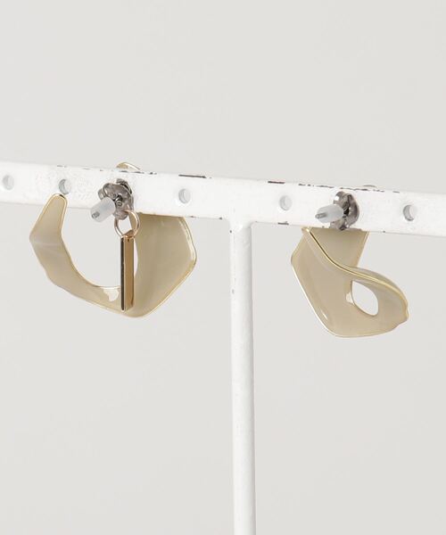 The Rule(ザルール)の「The Rule ザルール : Aria pieced earring:カーブ フープピアス(ピアス(両耳用)・レディース・グレイッシュベージュ/ライトブラウン/チャコールグレー・FREE)」の12枚目の写真