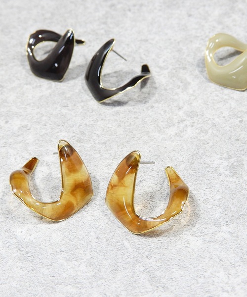 The Rule(ザルール)の「The Rule ザルール : Aria pieced earring:カーブ フープピアス(ピアス(両耳用)・レディース・グレイッシュベージュ/ライトブラウン/チャコールグレー・FREE)」の6枚目の写真