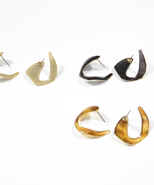 The Rule(ザルール)の「The Rule ザルール : Aria pieced earring:カーブ フープピアス(ピアス(両耳用)・レディース・グレイッシュベージュ/ライトブラウン/チャコールグレー・FREE)」の4枚目の写真