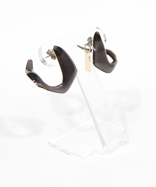 The Rule(ザルール)の「The Rule ザルール : Aria pieced earring:カーブ フープピアス(ピアス(両耳用)・レディース・グレイッシュベージュ/ライトブラウン/チャコールグレー・FREE)」の5枚目の写真