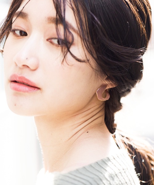 The Rule(ザルール)の「The Rule ザルール : Aria pieced earring:カーブ フープピアス(ピアス(両耳用)・レディース・グレイッシュベージュ/ライトブラウン/チャコールグレー・FREE)」の10枚目の写真