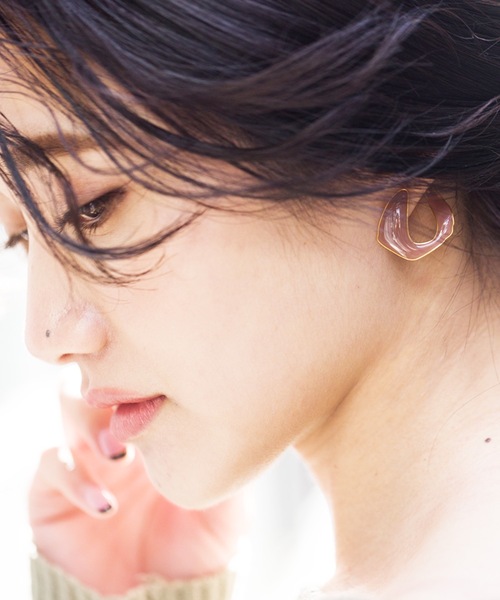 The Rule(ザルール)の「The Rule ザルール : Aria pieced earring:カーブ フープピアス(ピアス(両耳用)・レディース・グレイッシュベージュ/ライトブラウン/チャコールグレー・FREE)」の11枚目の写真