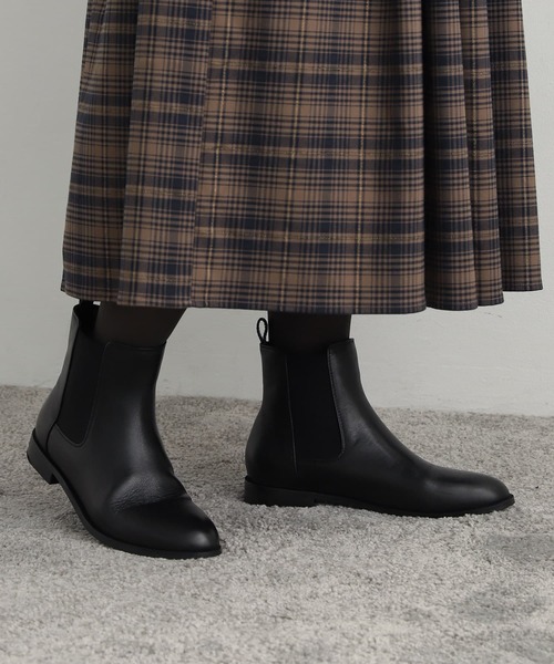 URBAN RESEARCH DOORS（アーバンリサーチドアーズ）の「レザーサイドゴアブーツ（ブーツ・レディース・ブラック/ベージュ系その他・MEDIUM/LARGE）」の2枚目の写真