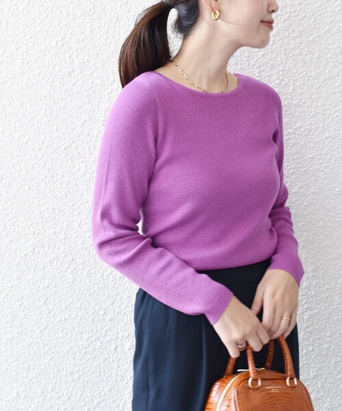 SHIPS（シップス）の「*〈手洗い可能〉バックパールモチーフボタンボートネックニット◆（ニット/セーター・レディース・ライトグレー/オフホワイト/ブラック/ピンク系・ONE SIZE）」の4枚目の写真