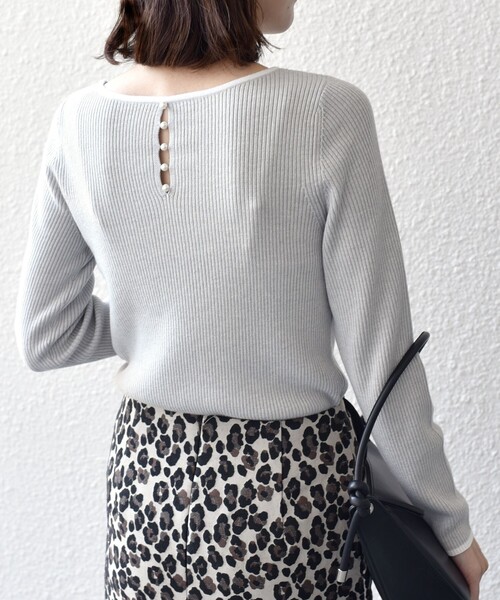 SHIPS（シップス）の「*〈手洗い可能〉バックパールモチーフボタンボートネックニット◆（ニット/セーター・レディース・ライトグレー/オフホワイト/ブラック/ピンク系・ONE SIZE）」の3枚目の写真