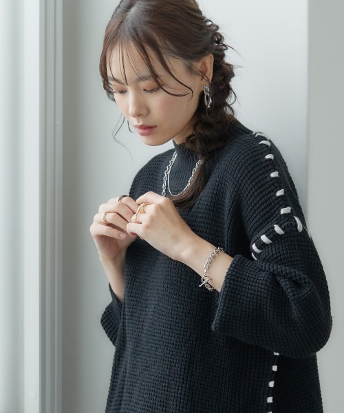 miclat(ミクラ)の「大きいサイズ ワッフル編ステッチラインニット miclat(ニット/セーター・レディース・オフホワイト/ブラック/カーキ系・L/LL/3L/4L/5L)」の1枚目の写真