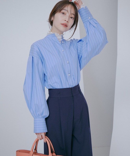 VIS（ビス）の「【洗える・防シワ】リボンボウタイパールボタンバンドカラーシャツ（シャツ/ブラウス・レディース・ブルー/ホワイト/ピンク・FREE）」の10枚目の写真