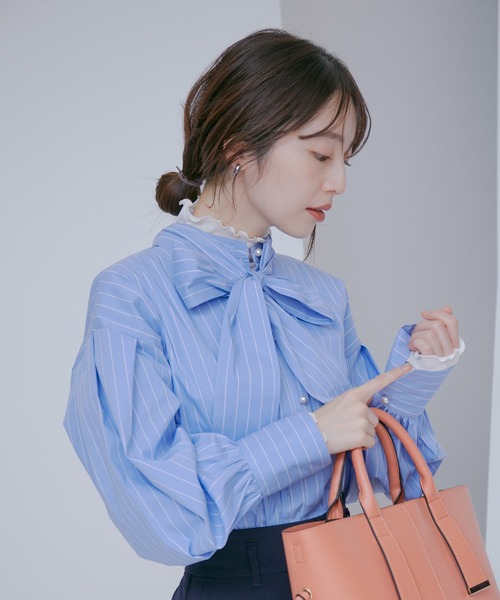 VIS（ビス）の「【洗える・防シワ】リボンボウタイパールボタンバンドカラーシャツ（シャツ/ブラウス・レディース・ブルー/ホワイト/ピンク・FREE）」の11枚目の写真