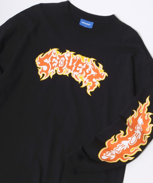 SEQUENZ(シークエンズ)の「SEQUENZ/シークエンズ オーバーサイズ ファイヤー ワッペン モチーフ バックプリント ロゴ ロンT(Tシャツ/カットソー・メンズ・カーキ/ブラック/レモンイエロー/ブラック系その他/ホワイト/ホワイト系その他・M/L/LL)」の4枚目の写真