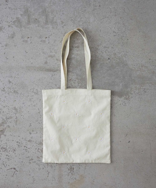 EFOLE（エフォル）の「キャンバス ハート デイジー 刺しゅう トートバッグ（トートバッグ・レディース・ホワイト/レッド・FREE）」の2枚目の写真