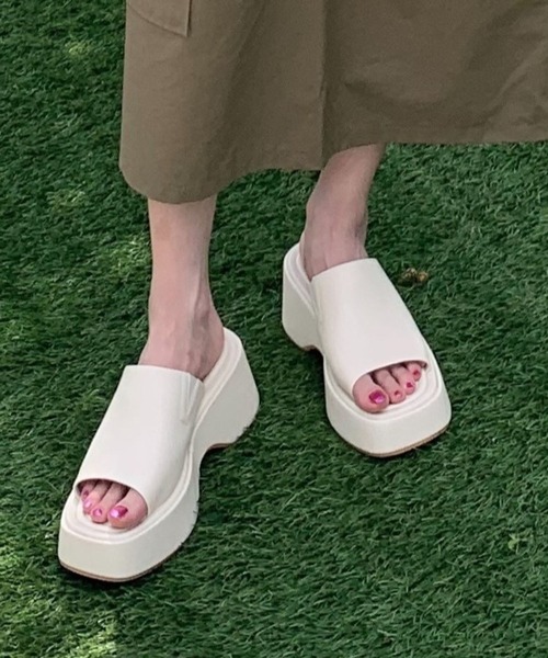 ALAND（エーランド）の「プラットフォームサンダル 2198600（サンダル・レディース・ベージュ/ブラック/ホワイト・SMALL/MEDIUM/LARGE）」の2枚目の写真