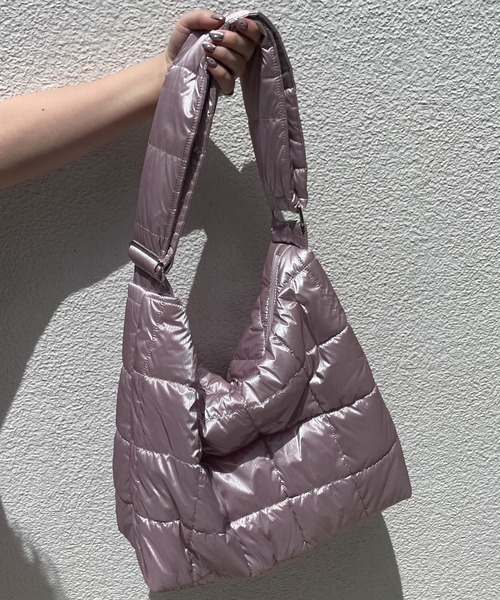 WEGO（ウィゴー）の「WEGO/BIGパデッドワンショルダー（ショルダーバッグ・レディース・ホワイト/ブラック/ライトピンク/シルバー/その他1・FREE）」の3枚目の写真