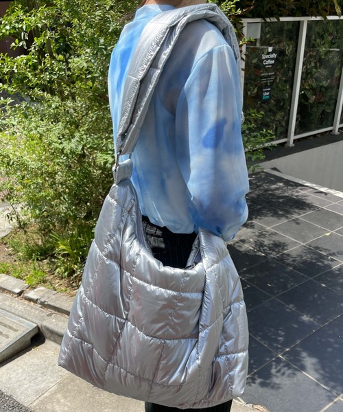 WEGO（ウィゴー）の「WEGO/BIGパデッドワンショルダー（ショルダーバッグ・レディース・ホワイト/ブラック/ライトピンク/シルバー/その他1・FREE）」の4枚目の写真