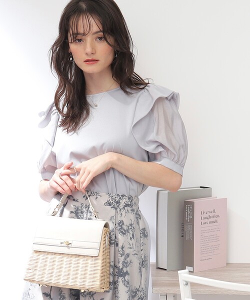 couture brooch(クチュールブローチ)の「◆【適度なシアー感で女性らしく。】シアーフリルパフ袖Tシャツ(Tシャツ/カットソー・レディース・オフホワイト/サックスブルー/ベージュ・36/38/40/42)」の3枚目の写真