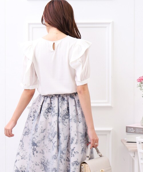 couture brooch(クチュールブローチ)の「◆【適度なシアー感で女性らしく。】シアーフリルパフ袖Tシャツ(Tシャツ/カットソー・レディース・オフホワイト/サックスブルー/ベージュ・36/38/40/42)」の4枚目の写真