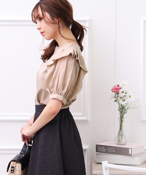 couture brooch(クチュールブローチ)の「◆【適度なシアー感で女性らしく。】シアーフリルパフ袖Tシャツ(Tシャツ/カットソー・レディース・オフホワイト/サックスブルー/ベージュ・36/38/40/42)」の22枚目の写真