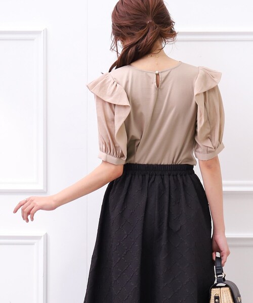 couture brooch(クチュールブローチ)の「◆【適度なシアー感で女性らしく。】シアーフリルパフ袖Tシャツ(Tシャツ/カットソー・レディース・オフホワイト/サックスブルー/ベージュ・36/38/40/42)」の5枚目の写真