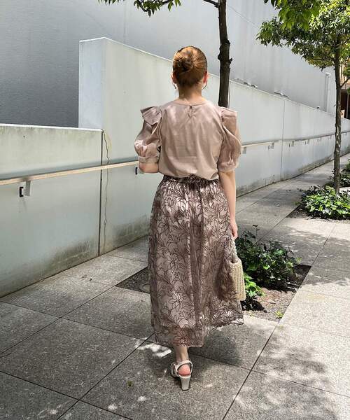 couture brooch(クチュールブローチ)の「◆【適度なシアー感で女性らしく。】シアーフリルパフ袖Tシャツ(Tシャツ/カットソー・レディース・オフホワイト/サックスブルー/ベージュ・36/38/40/42)」の6枚目の写真