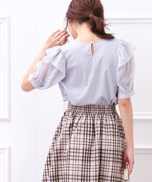 couture brooch(クチュールブローチ)の「◆【適度なシアー感で女性らしく。】シアーフリルパフ袖Tシャツ(Tシャツ/カットソー・レディース・オフホワイト/サックスブルー/ベージュ・36/38/40/42)」の7枚目の写真