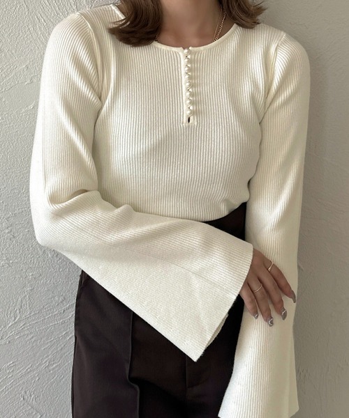 apres jour clair(アプレジュールクレア)の「【apres jour clair】パールボタンリブニット【ZOZOTOWN限定アイテム】(ニット/セーター・レディース・アイボリー/ラベンダー/グレー/ブラック・フリー/X-LARGE)」の1枚目の写真