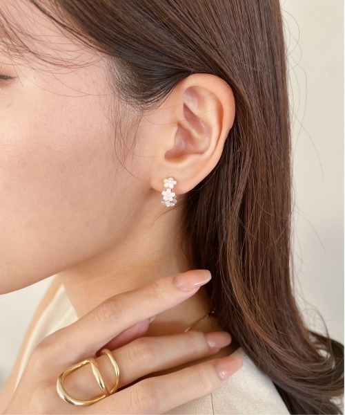 thank U more(サンキューモア)の「ミニフラワーフープピアス(ピアス(両耳用)・レディース・ピンク/オフホワイト/ブルー/パープル・FREE)」の1枚目の写真