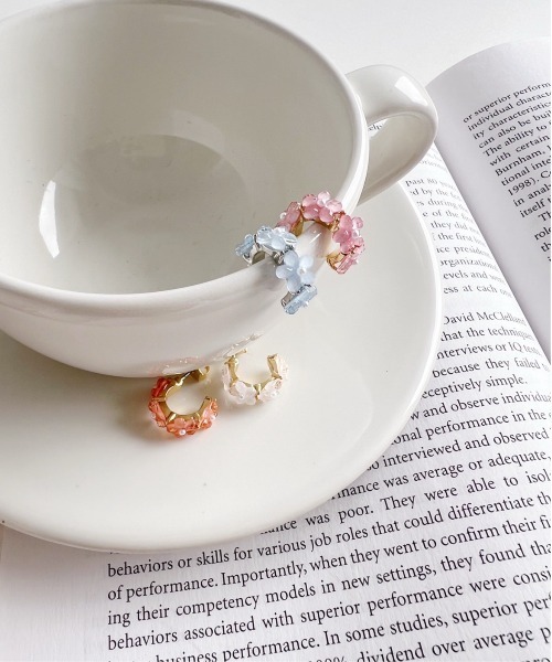 thank U more(サンキューモア)の「ミニフラワーフープピアス(ピアス(両耳用)・レディース・ピンク/オフホワイト/ブルー/パープル・FREE)」の5枚目の写真