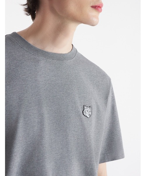 Maison Kitsune(メゾンキツネ)の「BOLD FOX HEAD PATCH COMFORT TEE SHIRT(Tシャツ/カットソー・メンズ・カーキ系/ブラウン系その他/ブルー系その他2/ブラック/グレー/ブルー系その他/グリーン系その他/ダークウッド/ライトベージュ/ターコイズブルー系/モカ・XS/S/M/L/XL/XXL)」の3枚目の写真