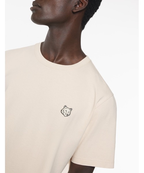 Maison Kitsune(メゾンキツネ)の「BOLD FOX HEAD PATCH COMFORT TEE SHIRT(Tシャツ/カットソー・メンズ・カーキ系/ブラウン系その他/ブルー系その他2/ブラック/グレー/ブルー系その他/グリーン系その他/ダークウッド/ライトベージュ/ターコイズブルー系/モカ・XS/S/M/L/XL/XXL)」の6枚目の写真