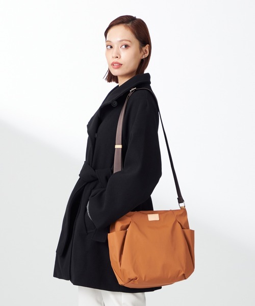 Y'SACCS(イザック)の「【ムック本掲載】【ナイロンタフタ】トラベルショルダー(ショルダーバッグ・レディース・キャメル/ブルー/グレイッシュベージュ/ブラック/ブラウン系その他/パープル/ライトグリーン・FREE)」の21枚目の写真
