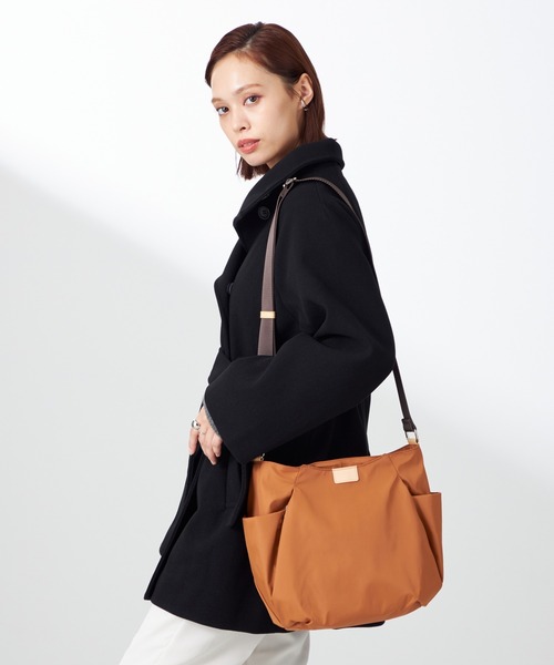 Y'SACCS(イザック)の「【ムック本掲載】【ナイロンタフタ】トラベルショルダー(ショルダーバッグ・レディース・キャメル/ブルー/グレイッシュベージュ/ブラック/ブラウン系その他/パープル/ライトグリーン・FREE)」の14枚目の写真